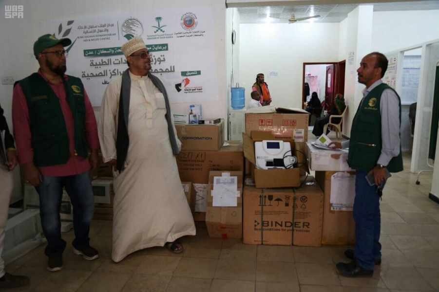 مركز الملك سلمان للإغاثة يدعم المرافق الصحية بعدن بالأجهزة والمعدات الطبية