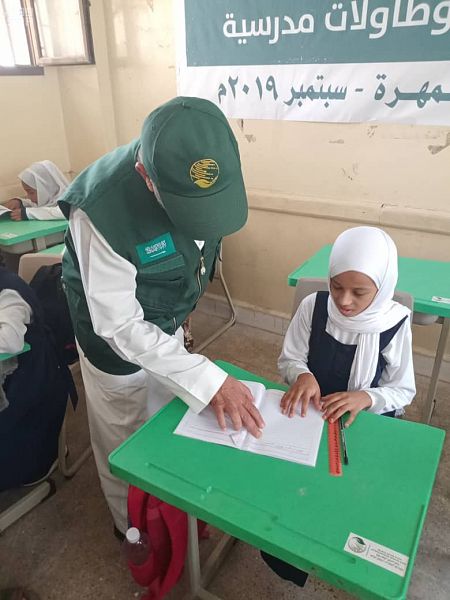  فريق مركز الملك سلمان للإغاثة يزور عددًا من المدارس في مديرية الغيضة بمحافظة المهرة