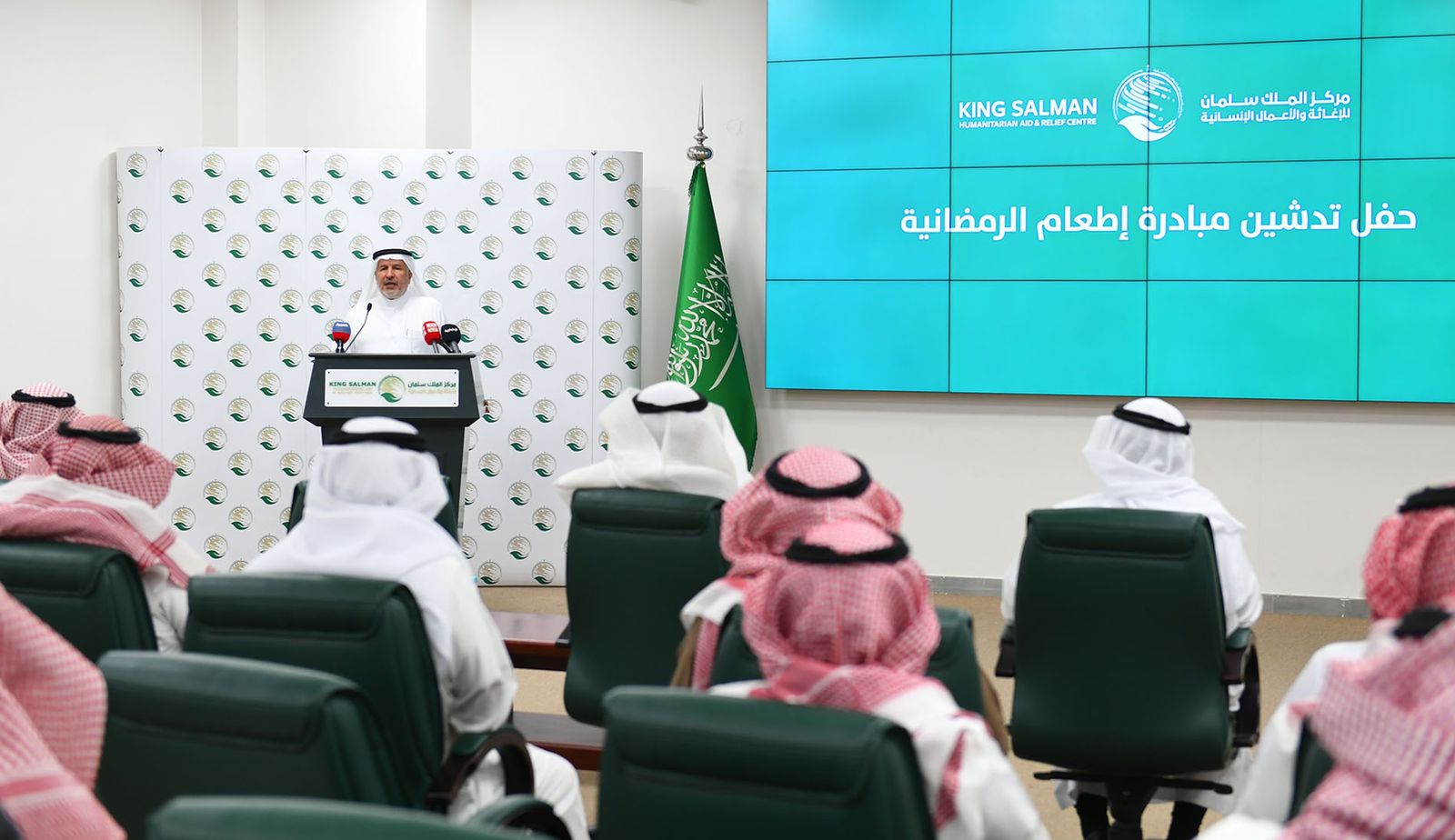 الدكتور الربيعة يدشن مبادرة " إطعام" الرمضانية لتوزيع أكثر من 8000 طن من السلال الغذائية في 19 دولة حول العالم