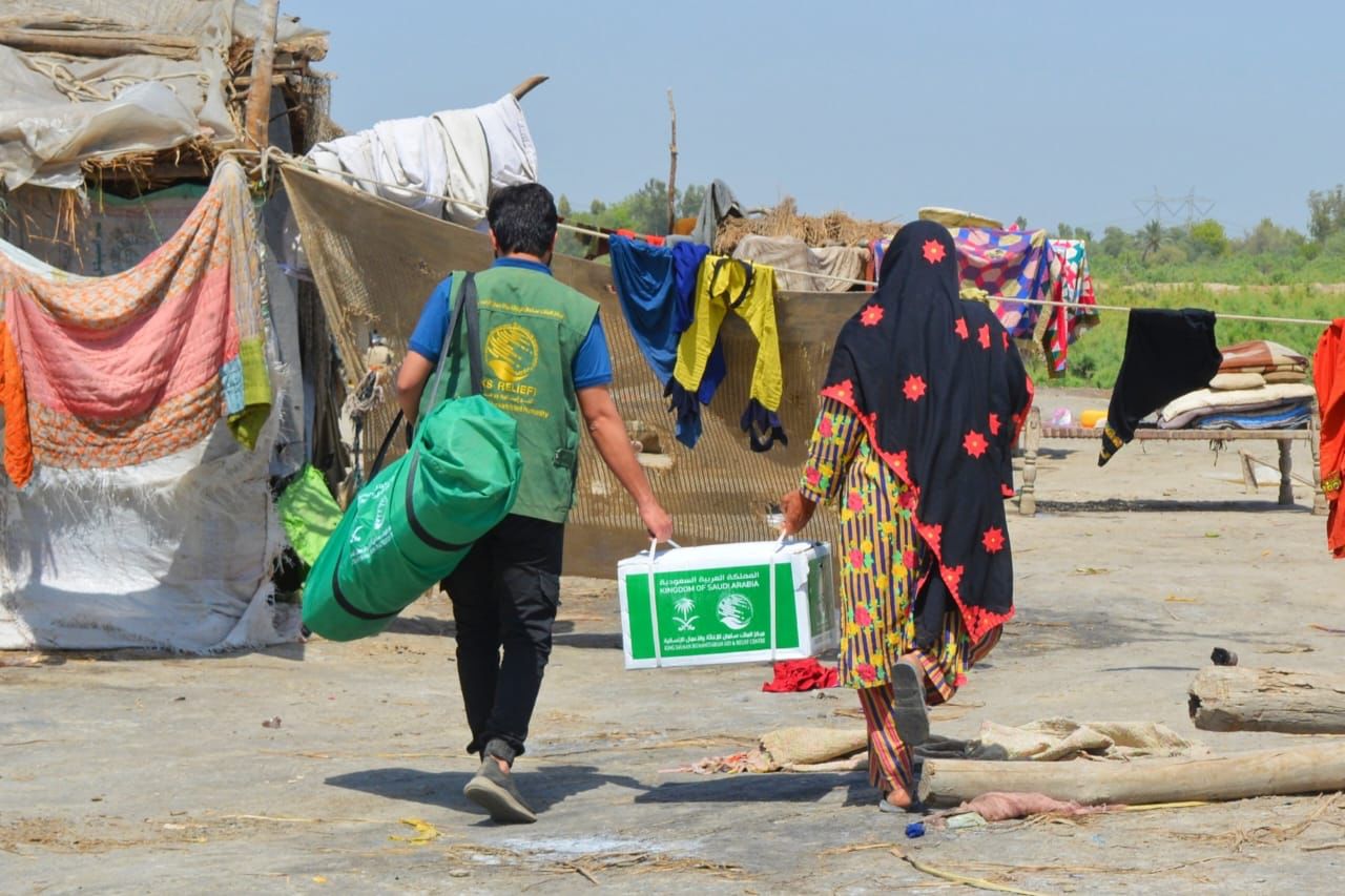 KSrelief Distributes Shelter Kits in Pakistan - KSrelief - K…