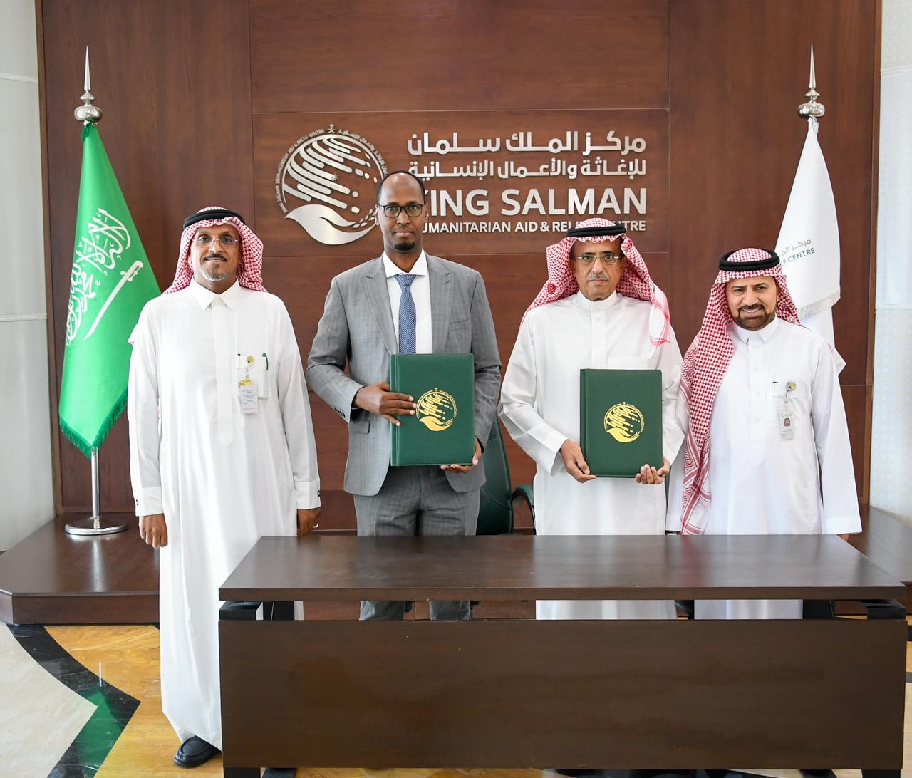 مركز الملك سلمان للإغاثة يوقع اتفاقية لتوفير المياه الصالحة للشرب للمتضررين من الجفاف بجمهورية الصومال
