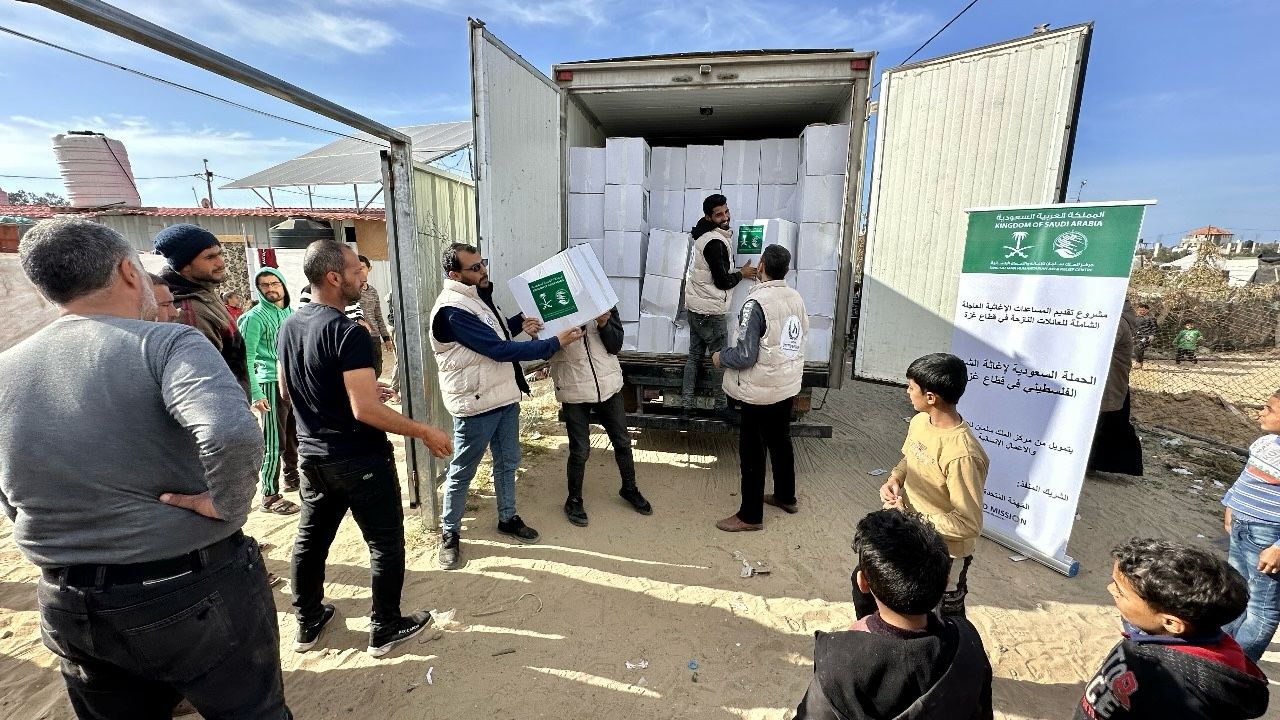 مركز الملك سلمان للإغاثة يواصل توزيع المساعدات الإنسانية للمتضررين في قطاع غزة
