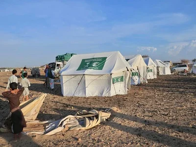 مركز الملك سلمان للإغاثة يدشن توزيع المساعدات الإيوائية والغذائية الطارئة للمتضررين من السيول والأمطار في محافظة مأرب