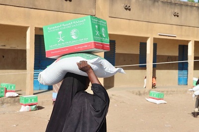 مركز الملك سلمان للإغاثة يوزع (1.000) سلة غذائية في منطقة سورغوبيلا بجمهورية بوركينا فاسو