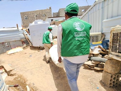 مركز الملك سلمان للإغاثة يوزع مواد إيوائية في مديرية المدينة بمحافظة مأرب