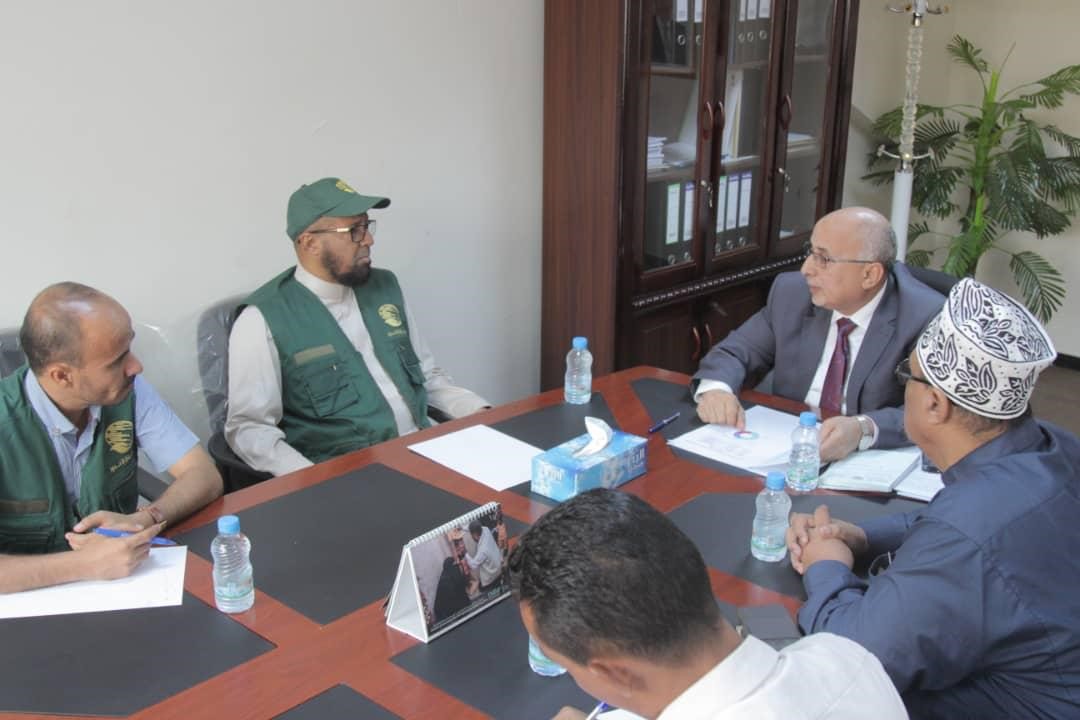 وزير الإدار المحلية اليمني يزور مكتب مركز الملك سلمان للإغاثة في عدن 